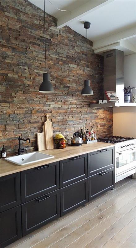 Aneks kuchenny idealny projekt ciemne szafki stojące bez szafek ściennych ceglana ściana w naturalnych kolorach lampy wiszące