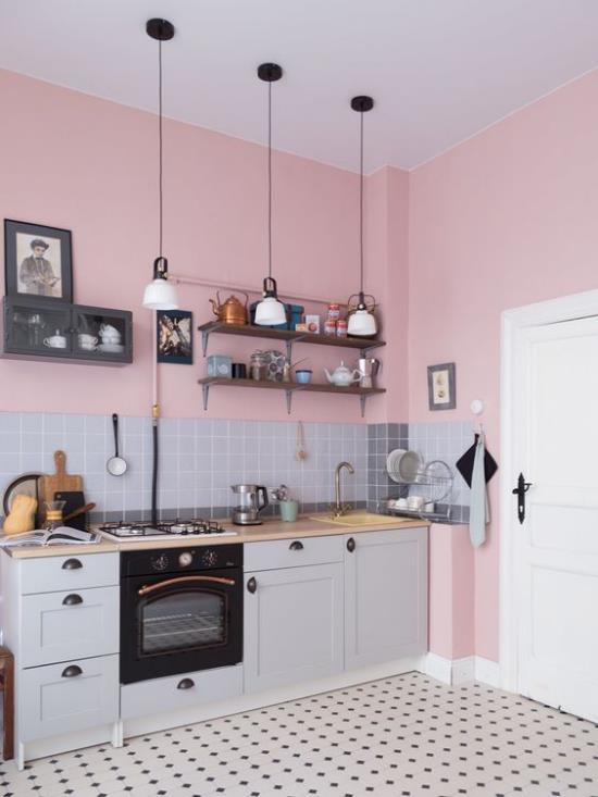 Aneks kuchenny praktycznie najlepiej zaprojektowany do małych pomieszczeń szara kuchnia tylna ściana wykonana z płytek oświetlenie wiszące brak meblościanek otwarta półka