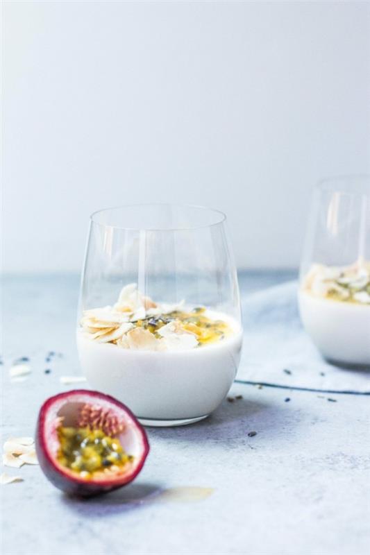 Kéfir boisson saine au lait de kéfir pour le petit déjeuner aliments probiotiques grains de kéfir