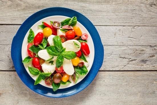 Dieta ketogeniczna Sałatka Caprese zdrowa bogata w tłuszcze bez węglowodanów