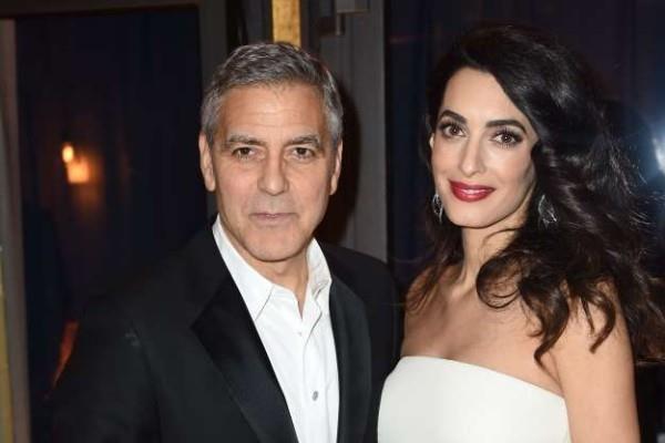 Enfants de plus de 40 ans George Clooney Amal Clooney jumelles de la famille heureuse