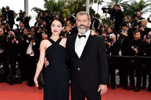 Les enfants de plus de 40 ans, la petite amie de Mel Gibson, Rosalind Ross, sur le tapis rouge