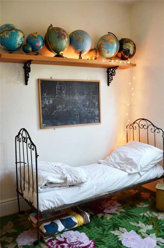 Lit de chambre d'enfants tableau noir tableau de couleur petite étagère murale