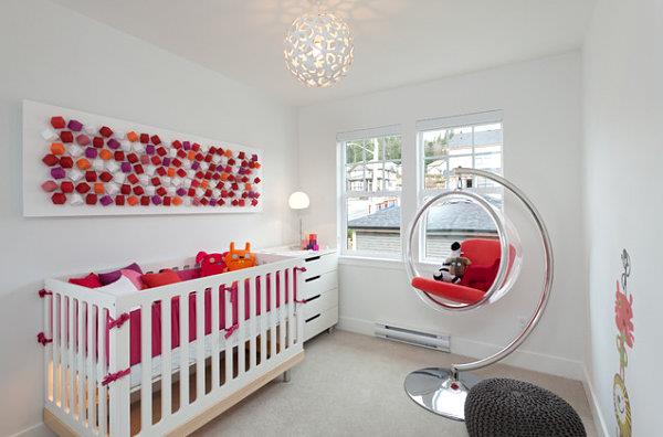 Wnętrze pokoju dziecięcego z huśtawką do łóżeczka w kapryśnym stylu