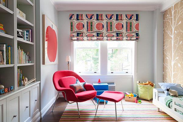 Wnętrze pokoju dziecięcego z krzesłem w fantazyjnym stylu tapicerowanym na czerwono
