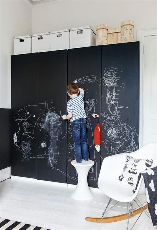 Les murs de garde-robe de meubles de chambre d'enfants peignent le tableau noir magnétiquement