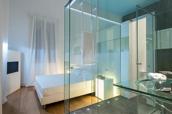 Architecture classique et design d'hôtel moderne Murs de verre dans la salle de bain