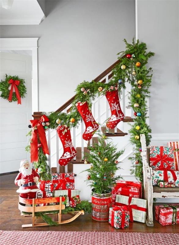 Klasyczne schody do dekoracji świątecznych