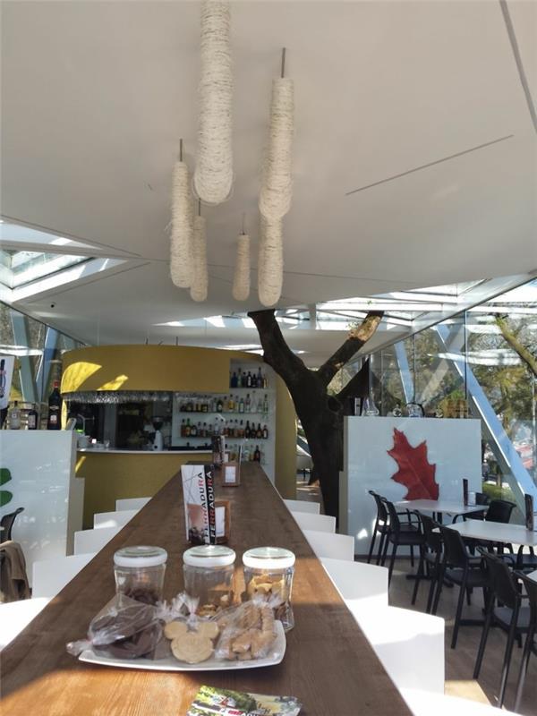 Klasyczna nowoczesna architektura wokół restauracji na drzewie
