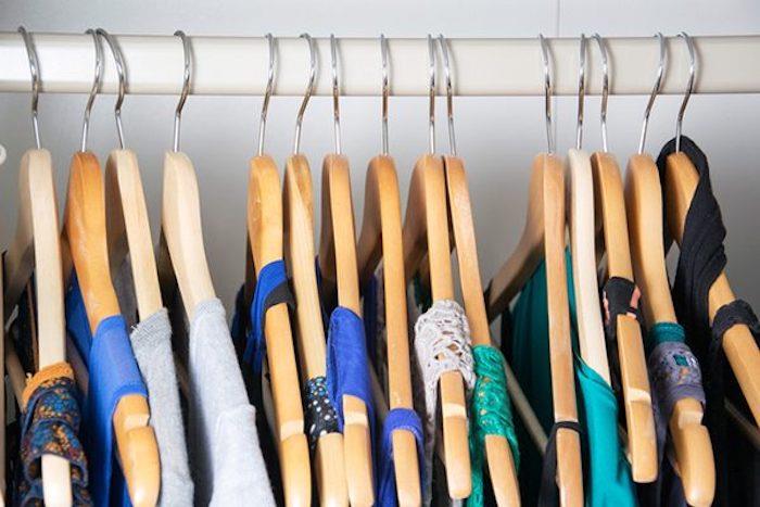 Vêtements sur cintres