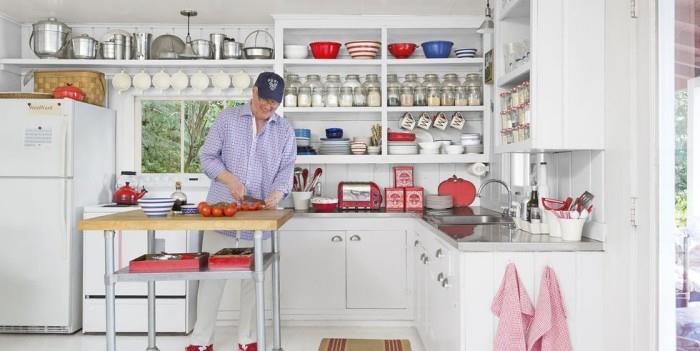 Le petit îlot de cuisine sur roulettes est très pratique