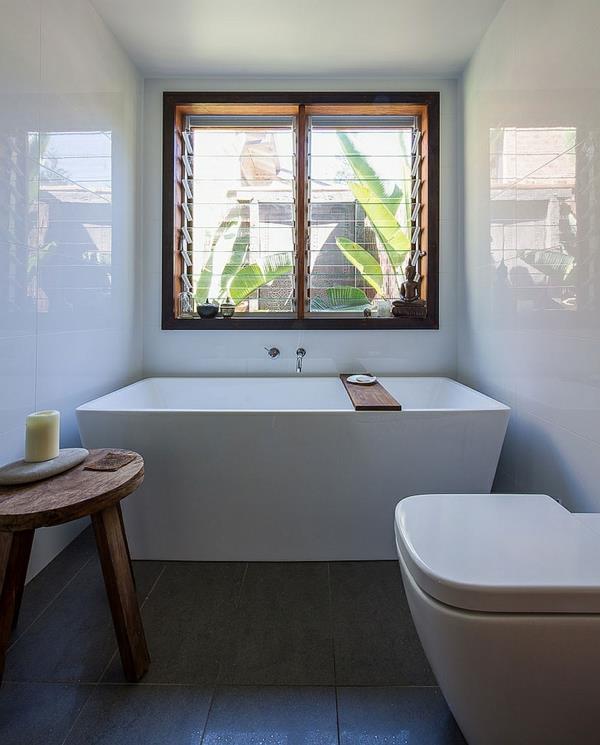Tabouret de fenêtre blanc baignoire petite maison