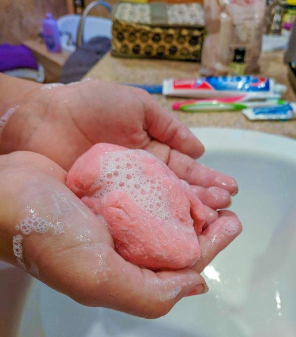 Faites vous-même du savon à modeler recette pour enfants pour laver l'argile