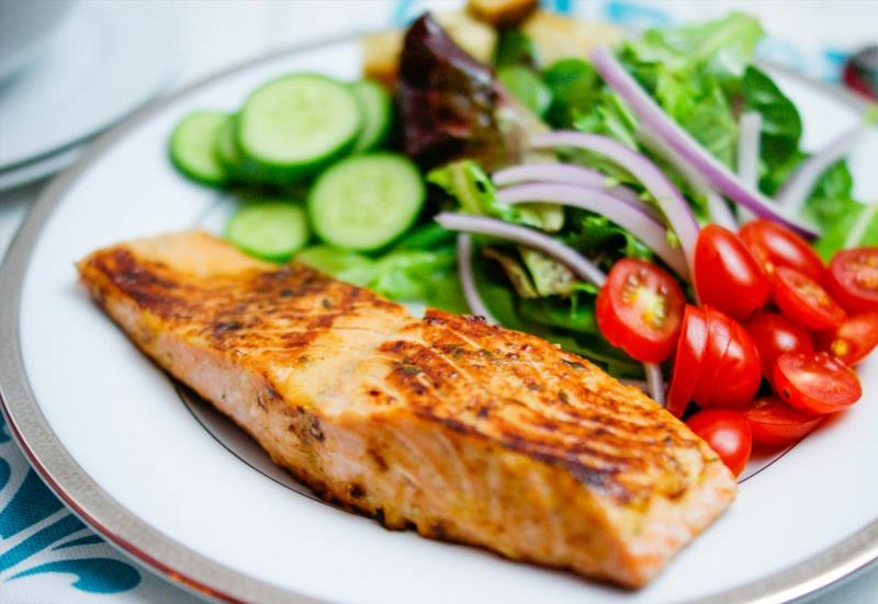 Diète faible en glucides Saumon diététique sans glucides avec salade fraîche