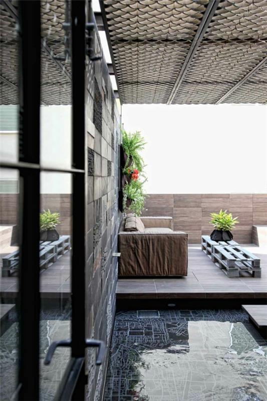 Terrasse de palette de plancher de bois de piscine d'étang de Koi