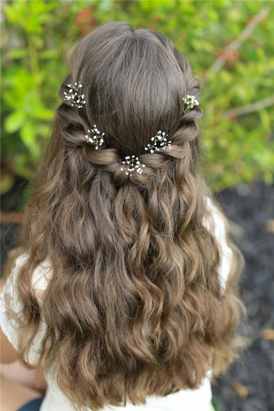 Fryzury komunijne fryzury dziewczęce półotwarte kwiaty do włosów