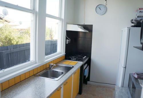 Kompaktowe meble kuchenne projekty okna światło dzienne żółte detale