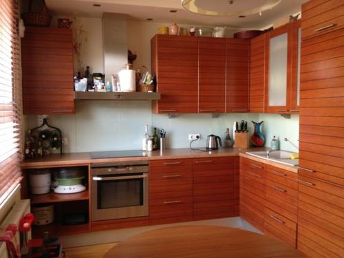 Compact Kitchen Designs tekstury powierzchni drewnianych mebli