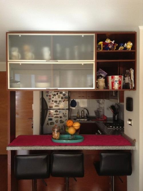 Kompaktowe wyposażenie kuchni, nowoczesny, błyszczący blat otwarte półki szklane