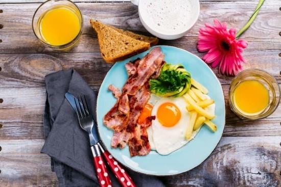 Śniadanie kontynentalne Dieta ketogeniczna Jajka sadzone Bekon Sok pomarańczowy