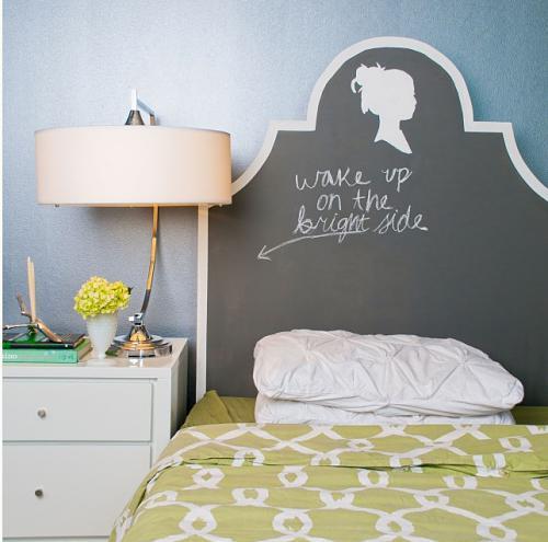 Têtes de lit aux couleurs du mur réveil ludique