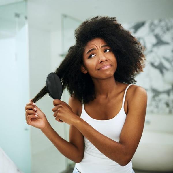 Cheveux crépus séchés à l'air ou au sèche-cheveux