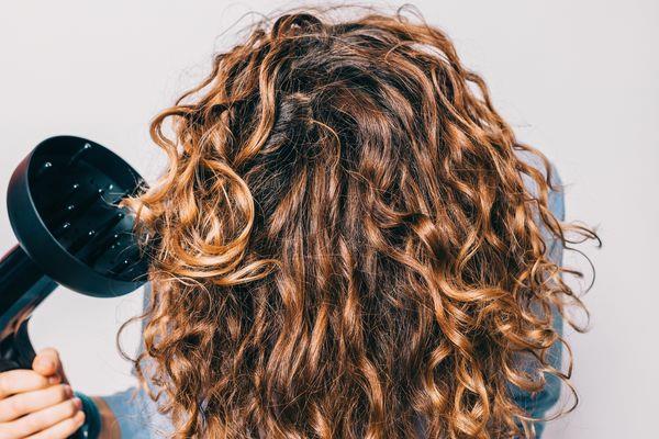 Laver les cheveux crépus et sécher au sèche-cheveux avec l'accessoire diffuseur