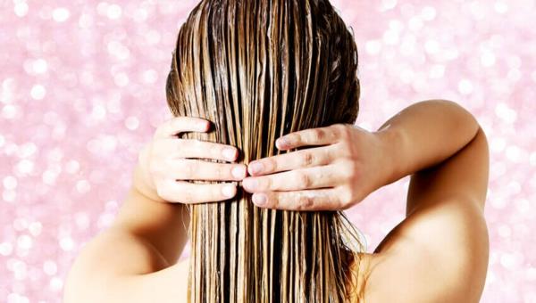 Laver les cheveux crépus et les démêler sous la douche