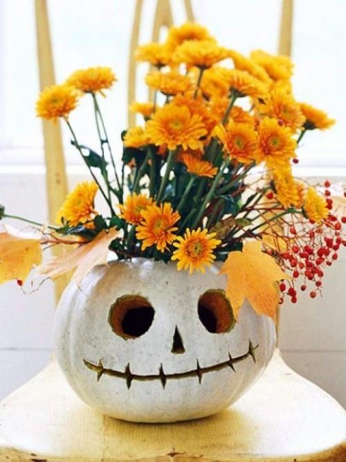 Peignez le pot de fleurs de citrouille pour Halloween pour créer un effet effrayant