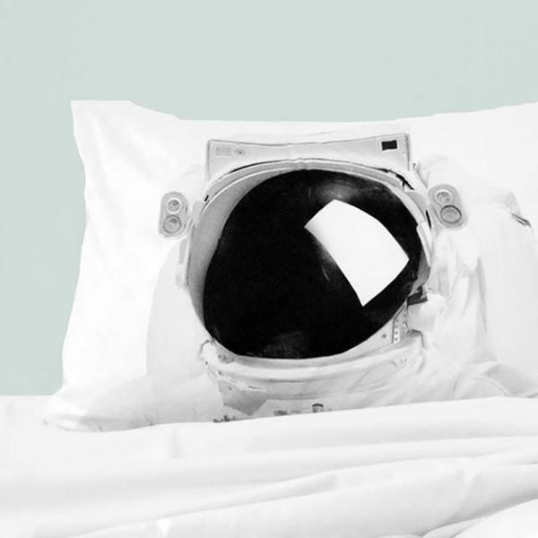 Créatif-coussin-et-oreiller-cosmonaute