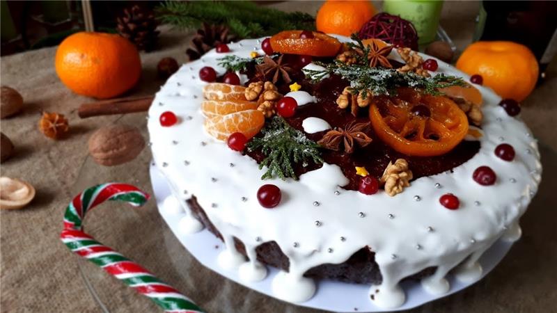 Świąteczna dekoracja tortu - biały kremowy tort