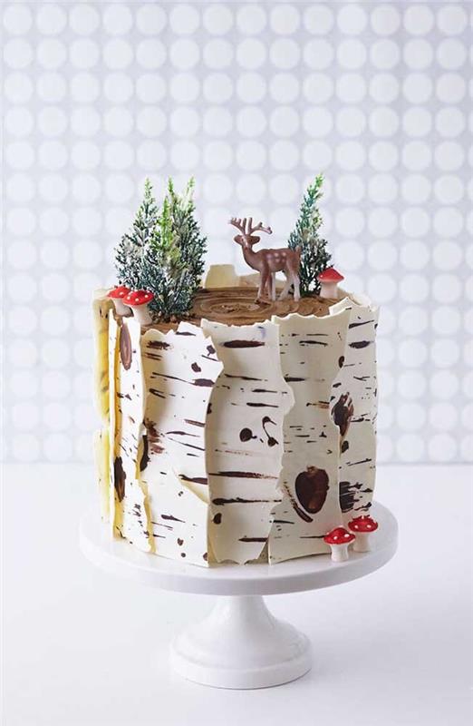 Świąteczna dekoracja tortu - białe pyszne ciasto