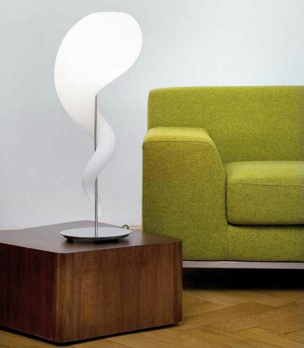 Lampe design caractère lampadaire canapé vert