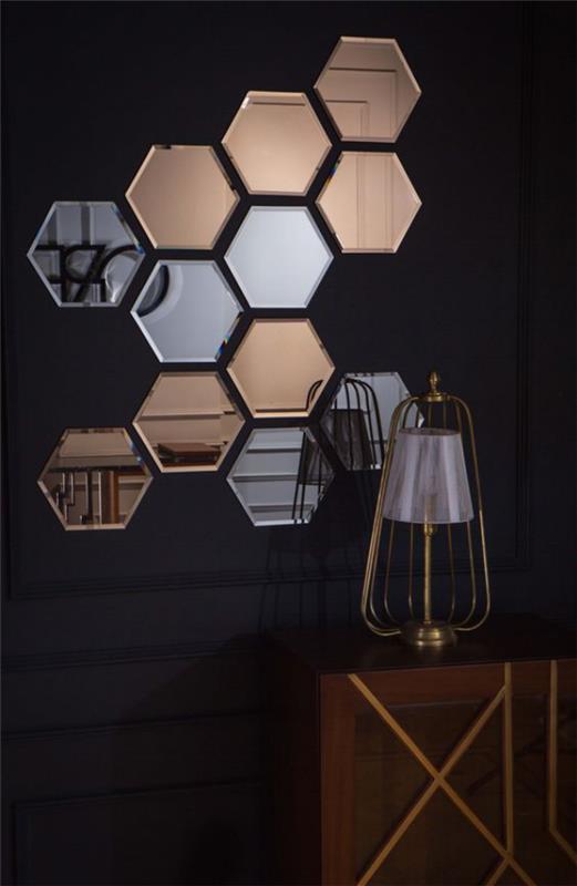 Un mur vide accrocheur, des miroirs hexagonaux de couleur sombre pour une installation intéressante