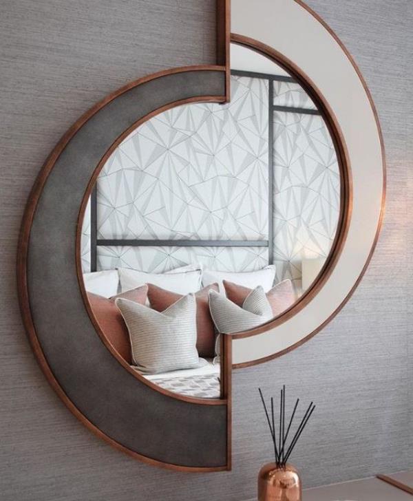 Les murs vides attirent l'attention des miroirs accrocheurs de forme irrégulière