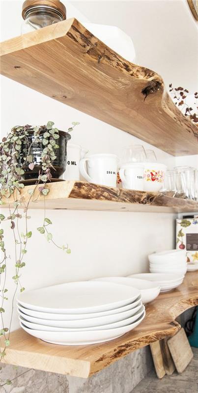 De belles étagères de cuisine en vieux bois transforment les murs vides en un accroche-regard