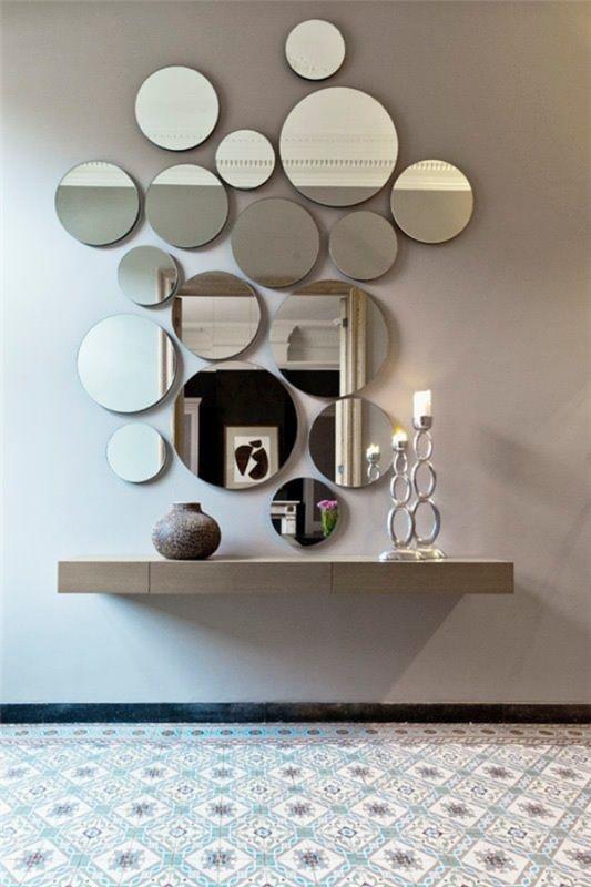 De nombreux miroirs ronds de différentes tailles font des murs vides un accroche-regard