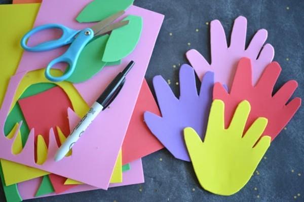 Faire des signets avec des enfants, découper des mains d'enfants colorées