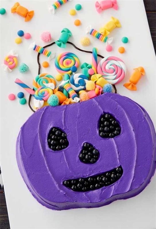 Fioletowa twarz na Halloweenowym torcie