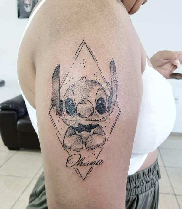 Lilo & amp; Stitch ohana tatouage haut du bras