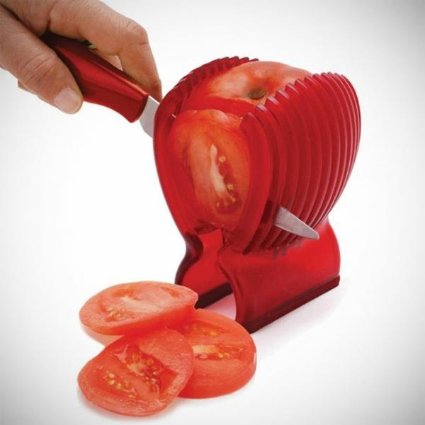 Gadgets de cuisine drôles épluchant des tomates