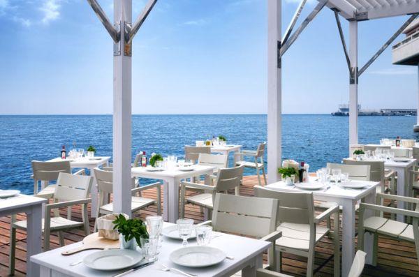 Bar de plage de luxe et terrasse parquet Monaco Life Club
