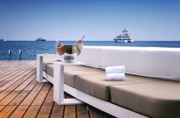 Bar de plage de luxe et terrasse Monaco Life Club Canapé Parquet