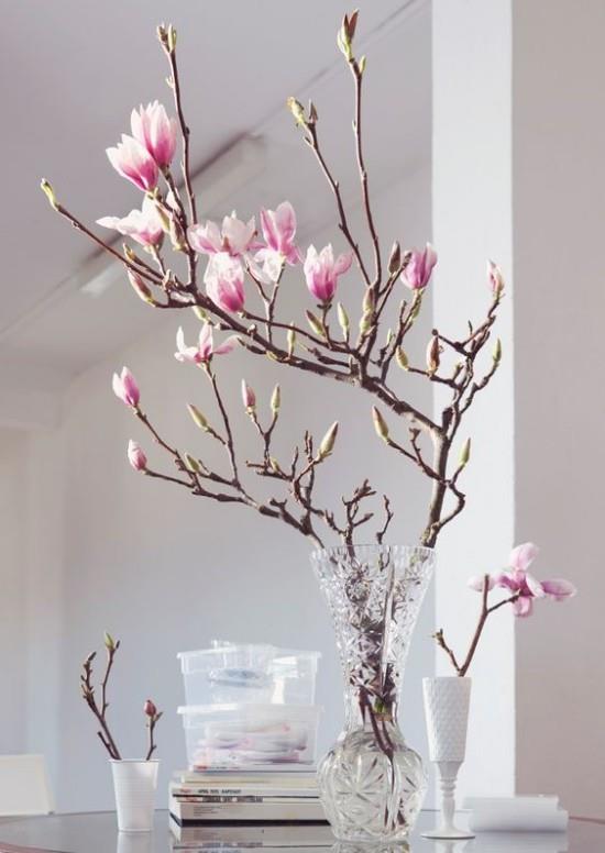 Dekoracja wazonu z kwiatami magnolii