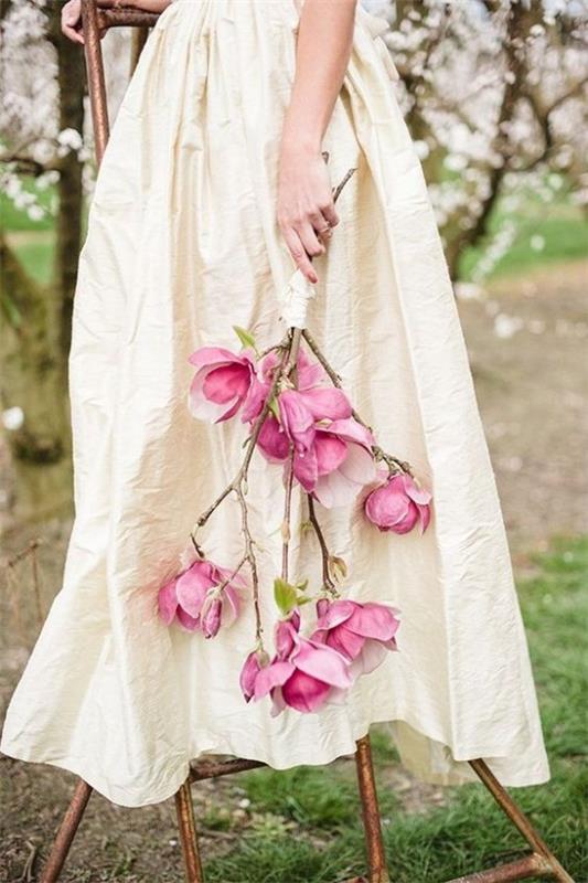 Kwiaty magnolii symbolizują tęsknotę za ciepłem bliskości