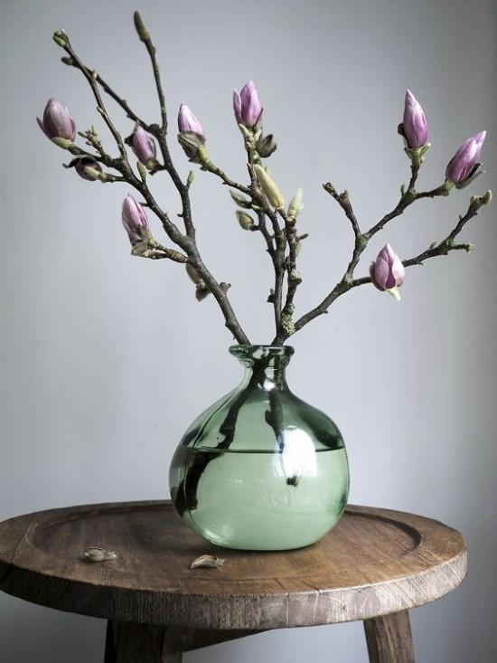 Gałązki magnolii w wazonie wyglądają dobrze