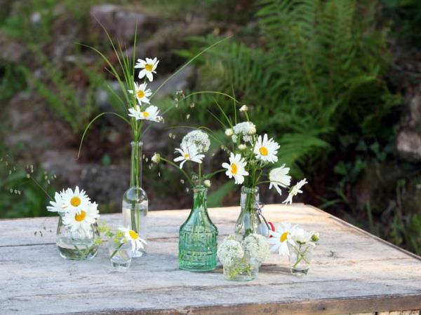 Marguerites dans des vases en verre sur la table comme décoration