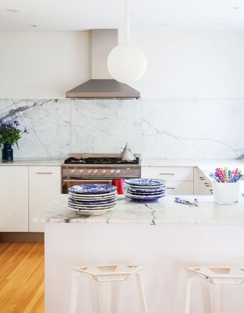 Crédence de cuisine en marbre cuisine moderne lumineuse