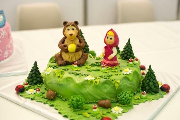 Ciasto Masza i Niedźwiedź Ciasto z motywem Masza i Medved bawią się w lesie