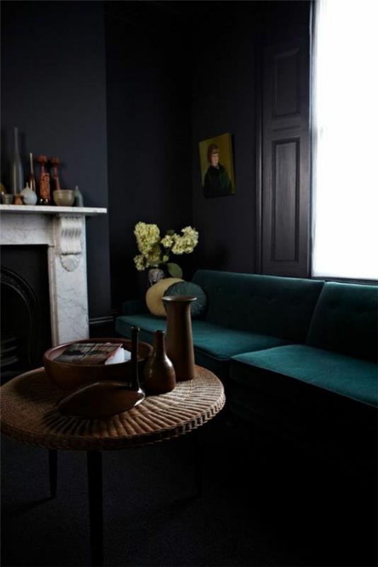Męski i elegancki nowoczesny salon ciemne elementy wystroju wnętrza z drewna białego marmuru przy kominku